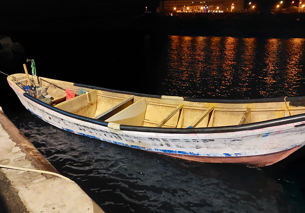 Uno de los cayucos rescatado en Lanzarote ayer domingo día 5 por Salvamento
