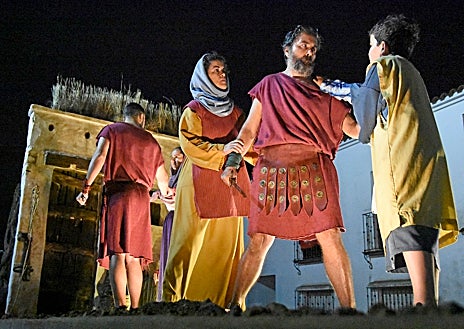 Imagen secundaria 1 - La Cabalgata &#039;inmóvil&#039; de Higuera de la Sierra salió a la calle desafiando al temporal de lluvia
