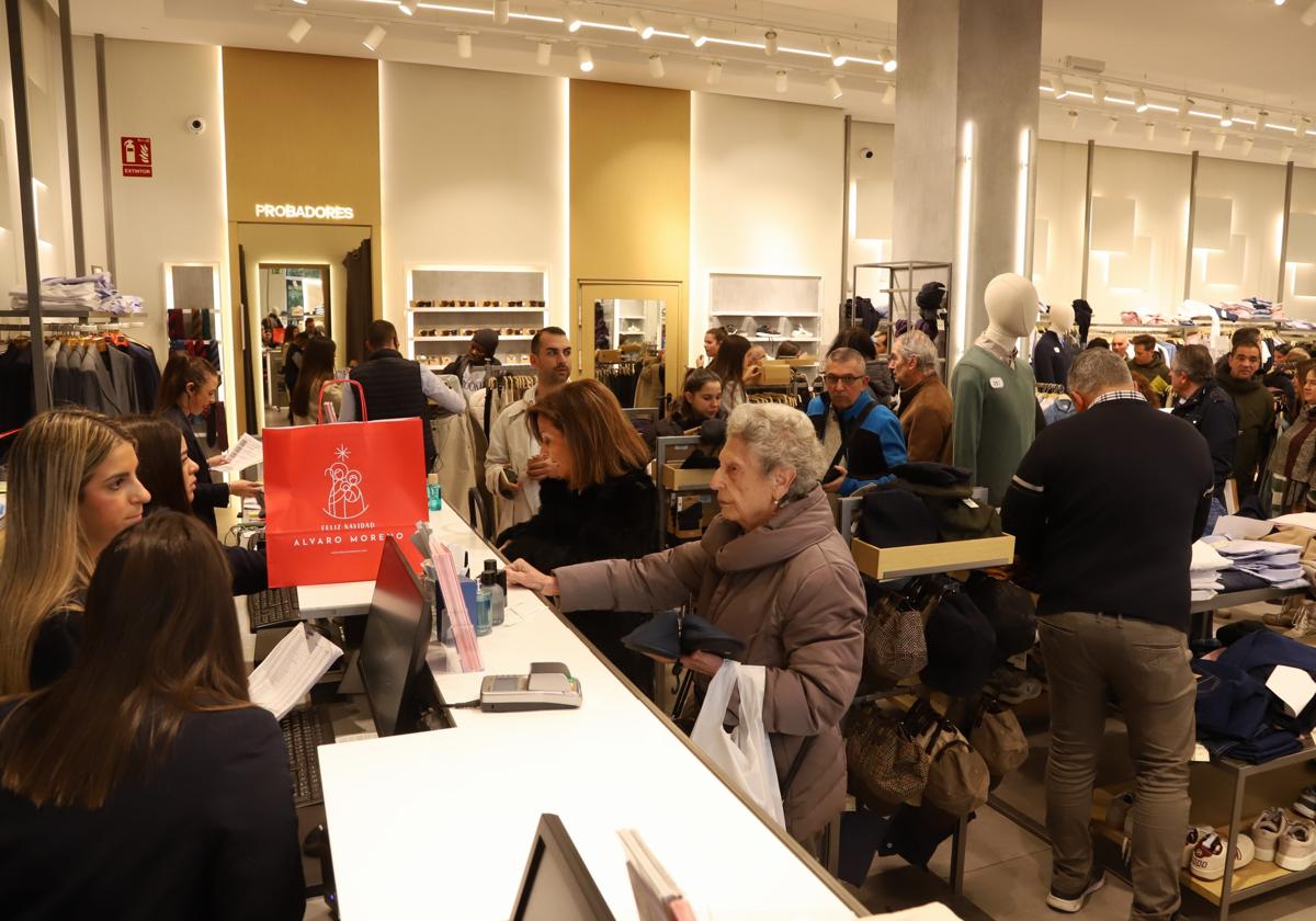 Imagen de una céntrica tienda en Córdoba durante esta Navidad