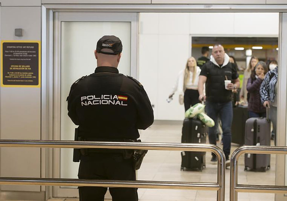 Agente de la Policía Nacional en el Aeropuerto Adolfo Suárez Madrid Barajas