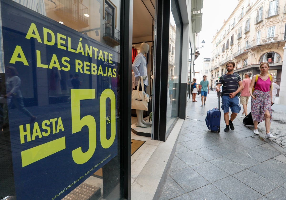 Cartel de anticipación de rebajas en Sevilla el pasado verano