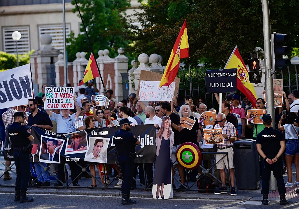 Manifestación de Hazte Oír frente a los Juzgados de Plaza de Castilla