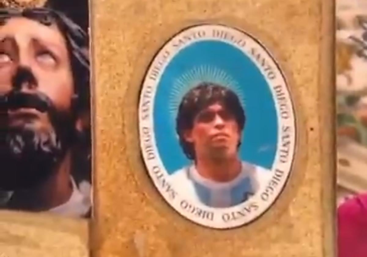 Estampa de Maradona en la pared de un mítico bar de Córdoba