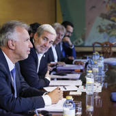 Clavijo pide a Torres una reunión urgente para estudiar el decreto ley de reparto de menores migrantes