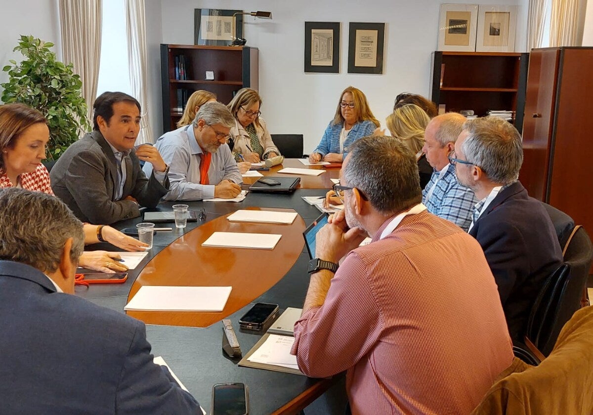 El consejero de Función Pública, José Antonio Nieto (tercero por la izquierda), en una reunión con responsables de los sindicatos en 2023