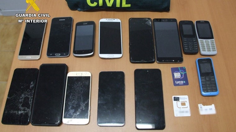 Teléfonos móviles confiscados a los detenidos