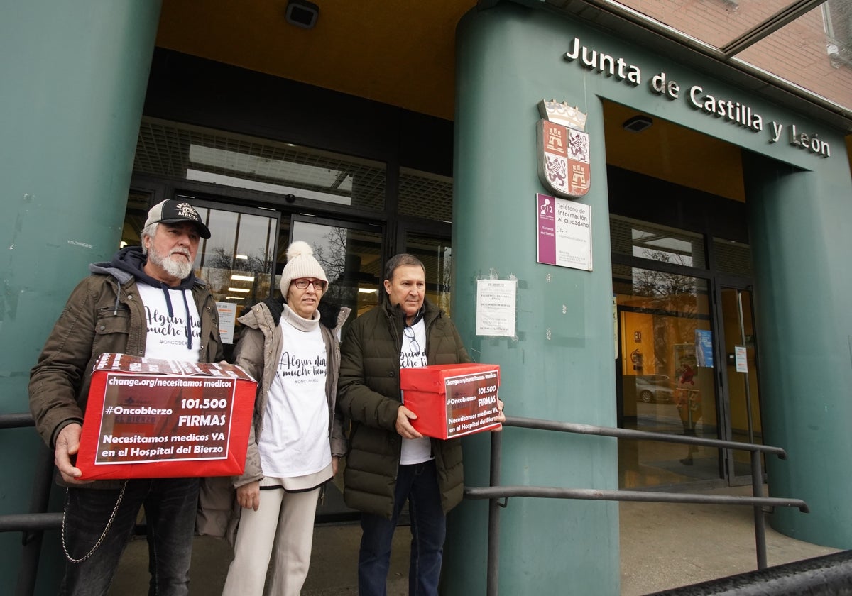 La plataforma Oncobierzo entrega más de 100.000 firmas a la Junta de Castilla y León para exigir mejoras en la sanidad de la comarca leonesa del Bierzo