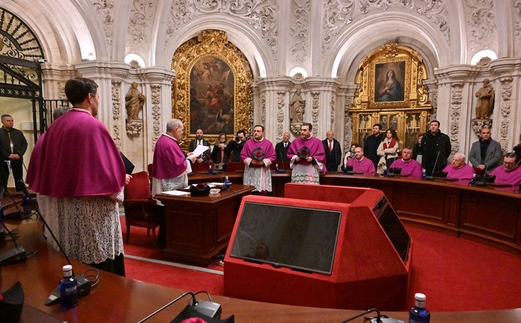 Imagen principal - En las imágenes, tres momentos de la toma de posesión en la sala capitular y el altar mayor de la Mezquita-Catedral de Córdoba