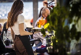Vomita en un restaurante y reprende al camarero por no limpiarlo: «Dejó un rollo de papel en la mesa»