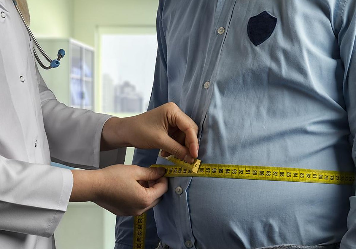 Un médico atiende a un paciente en una consulta para perder peso