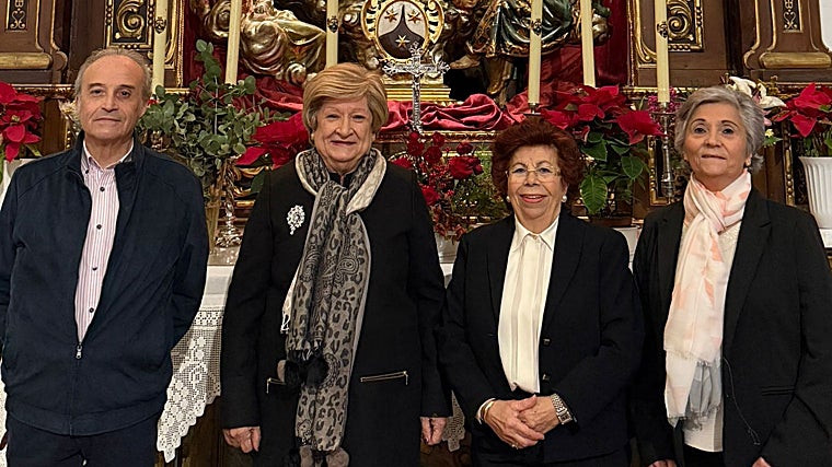 Rosario Morales, segunda por la derecha, con integrantes de su candidatura