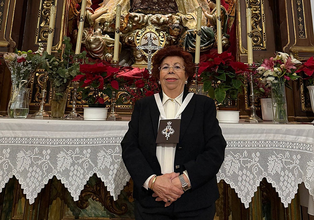 Rosario Morales, ante la Virgen del Carmen