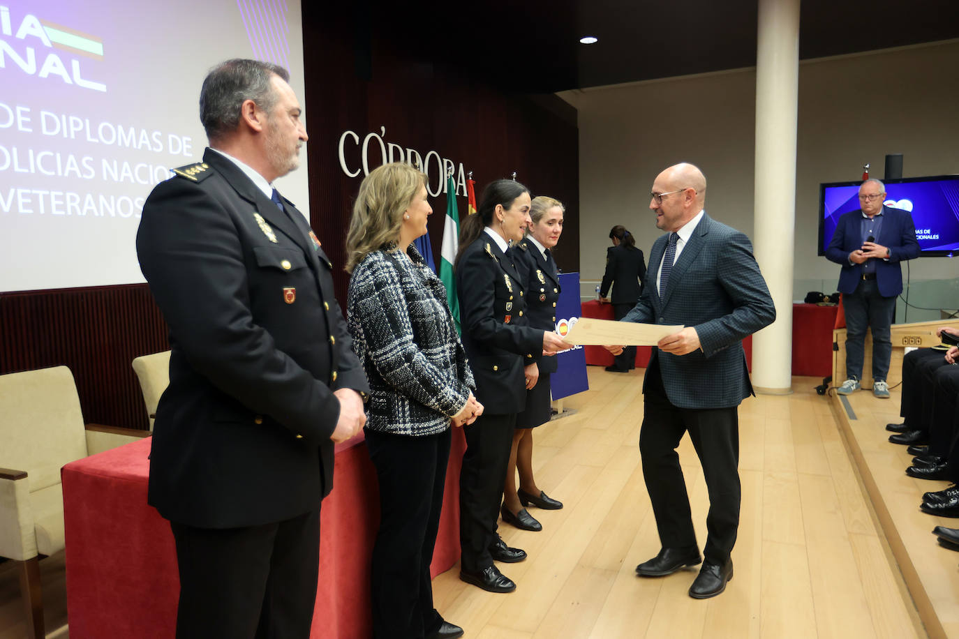 El homenaje de la Policía Nacional de Córdoba a sus agentes jubilados, en imágenes