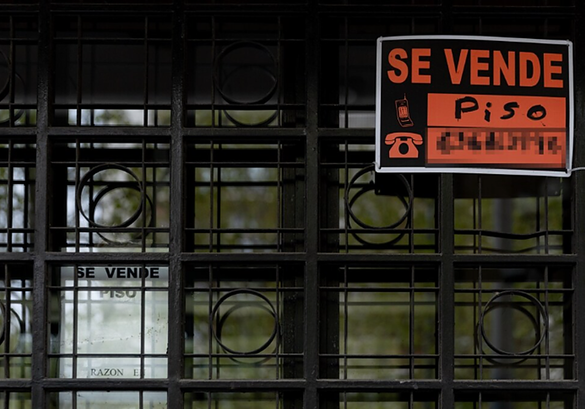 Cartel de vivienda en venta en foto de archivo