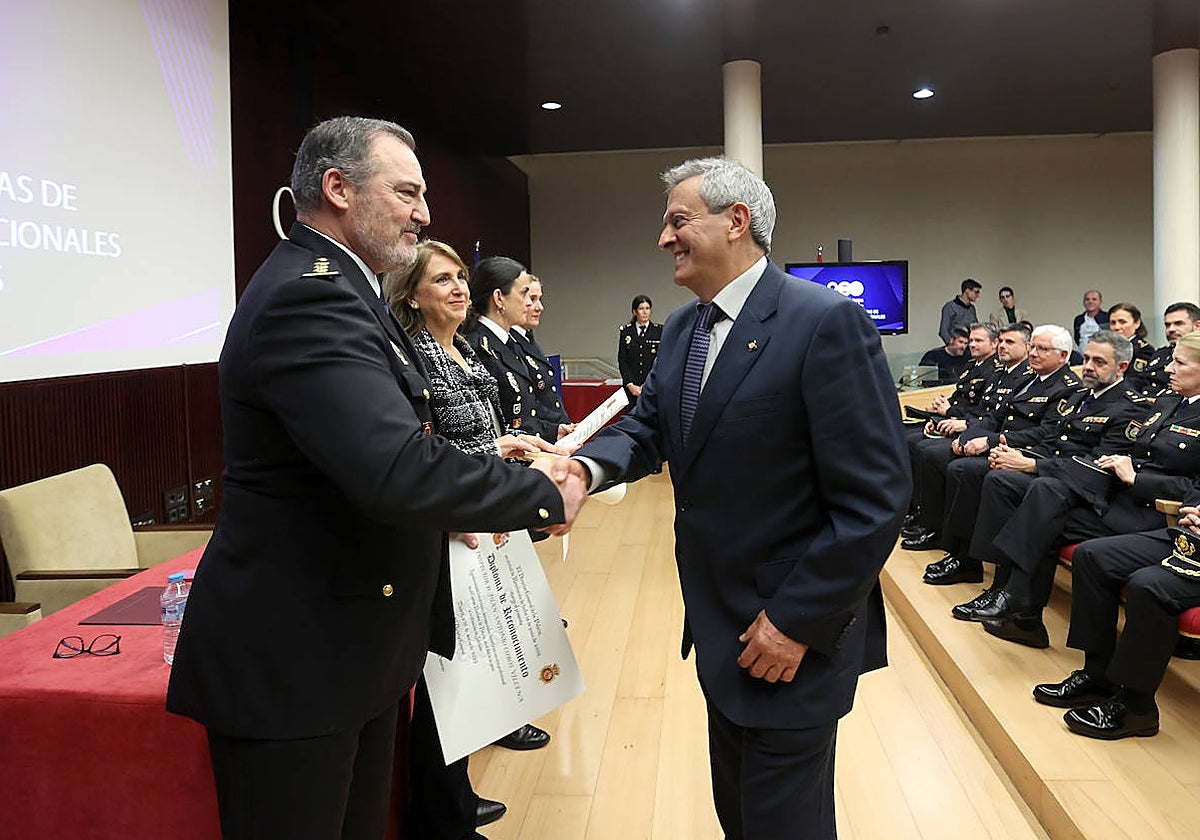 El homenaje de la Policía Nacional de Córdoba a sus agentes jubilados, en imágenes