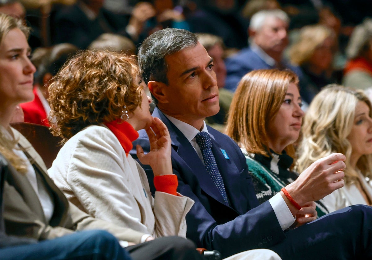 Pedro Sánchez, flanqueado por la vicepresidenta Montero y por la presidenta del Congreso, Francina Armengol , durante el acto celebrado en el Museo Reina Sofía