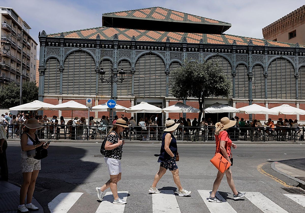 Turistas frente al mercado de Atarazanas de Málaga