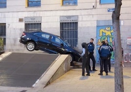 De los escalones de Chueca a la entrada peatonal del 12 de Octubre: los insólitos accidentes de VTC en Madrid