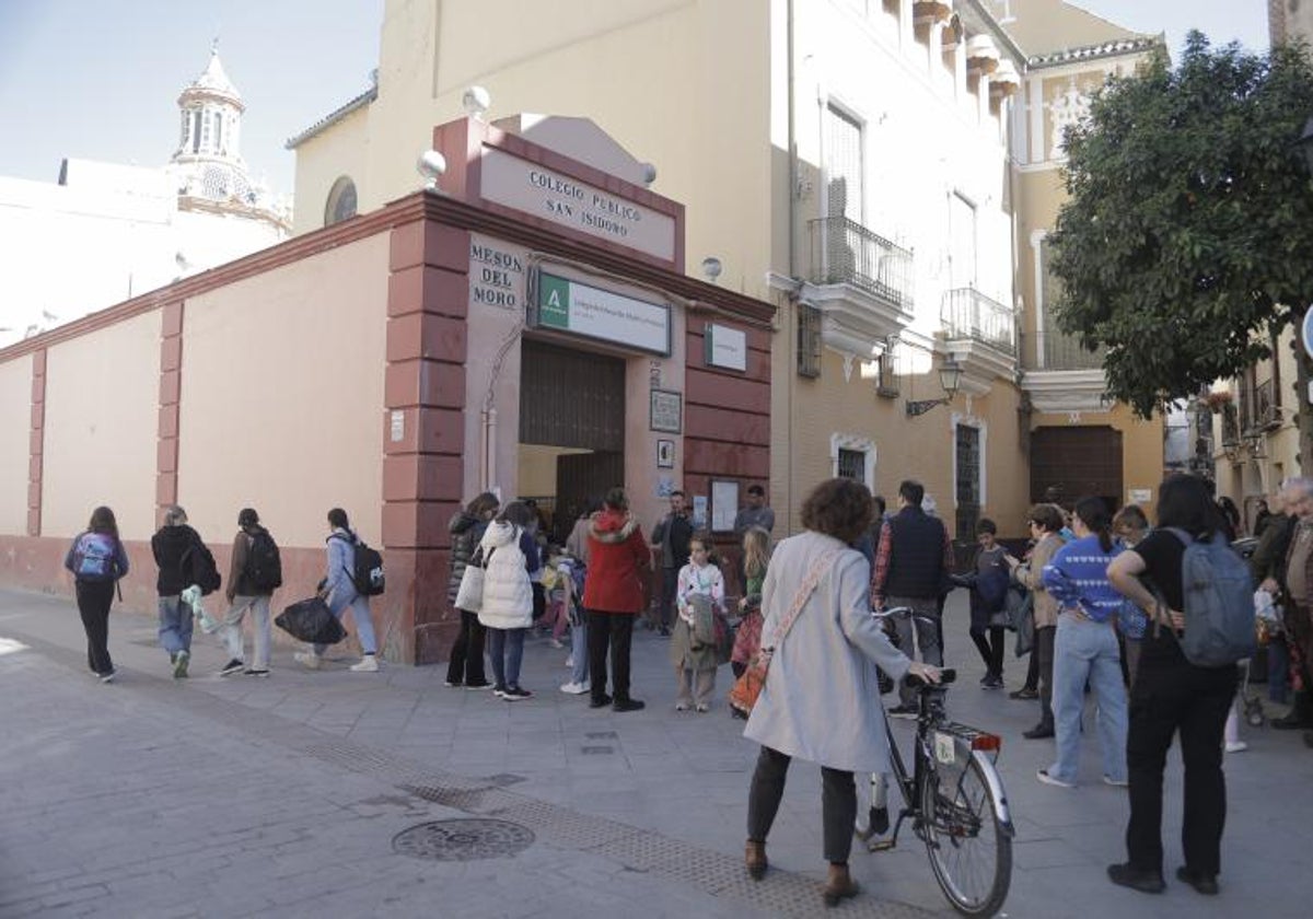 Niños saliendo del colegio de San Isidoro en la calle Mateos Gago