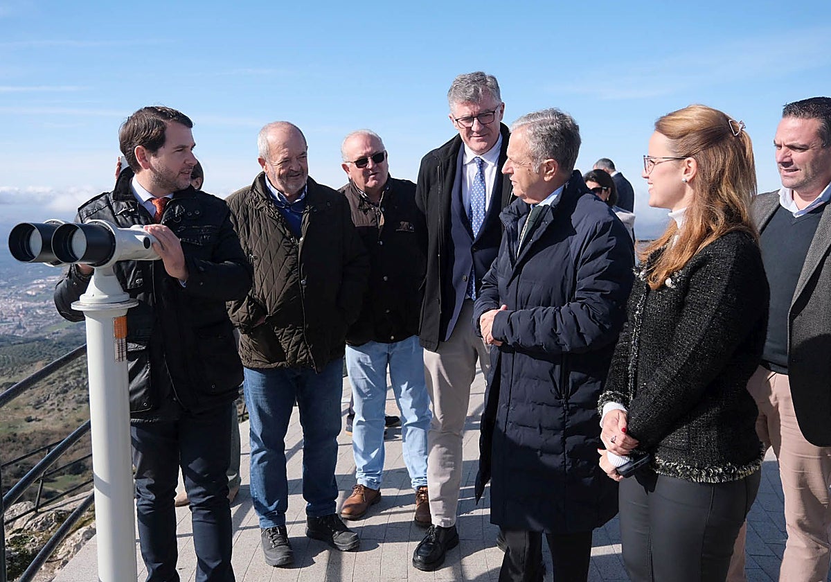 El alcalde de Cabra, Fernando Priego, y el presidente de la Diputación, Salvador fuentes, durante la visita