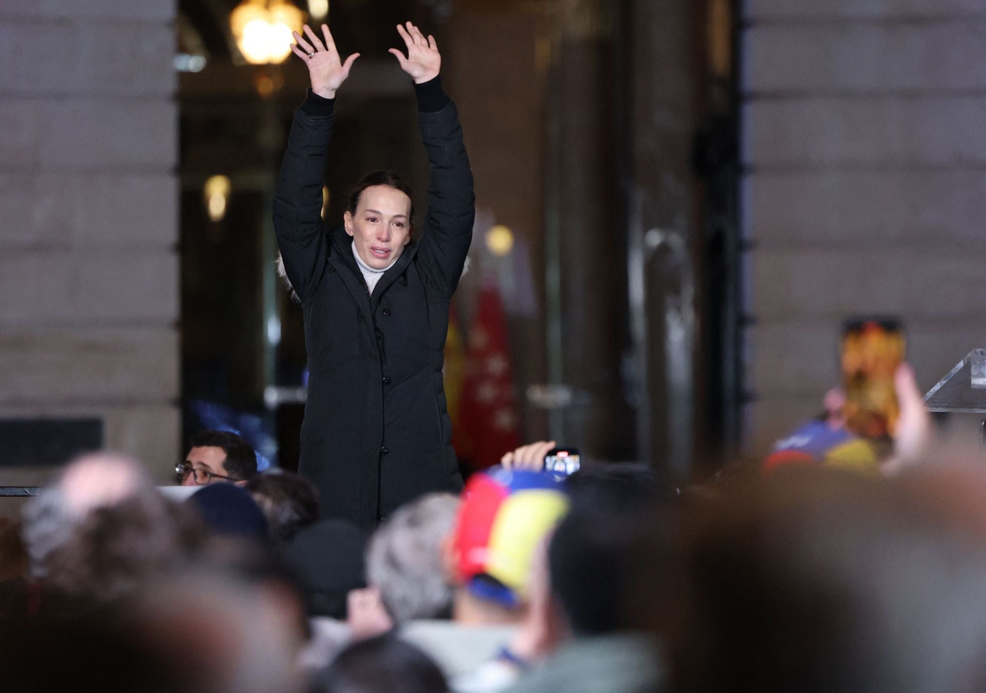 Carolina González, hija de Edmundo González Urrutia, acude a la manifestación de Madrid.