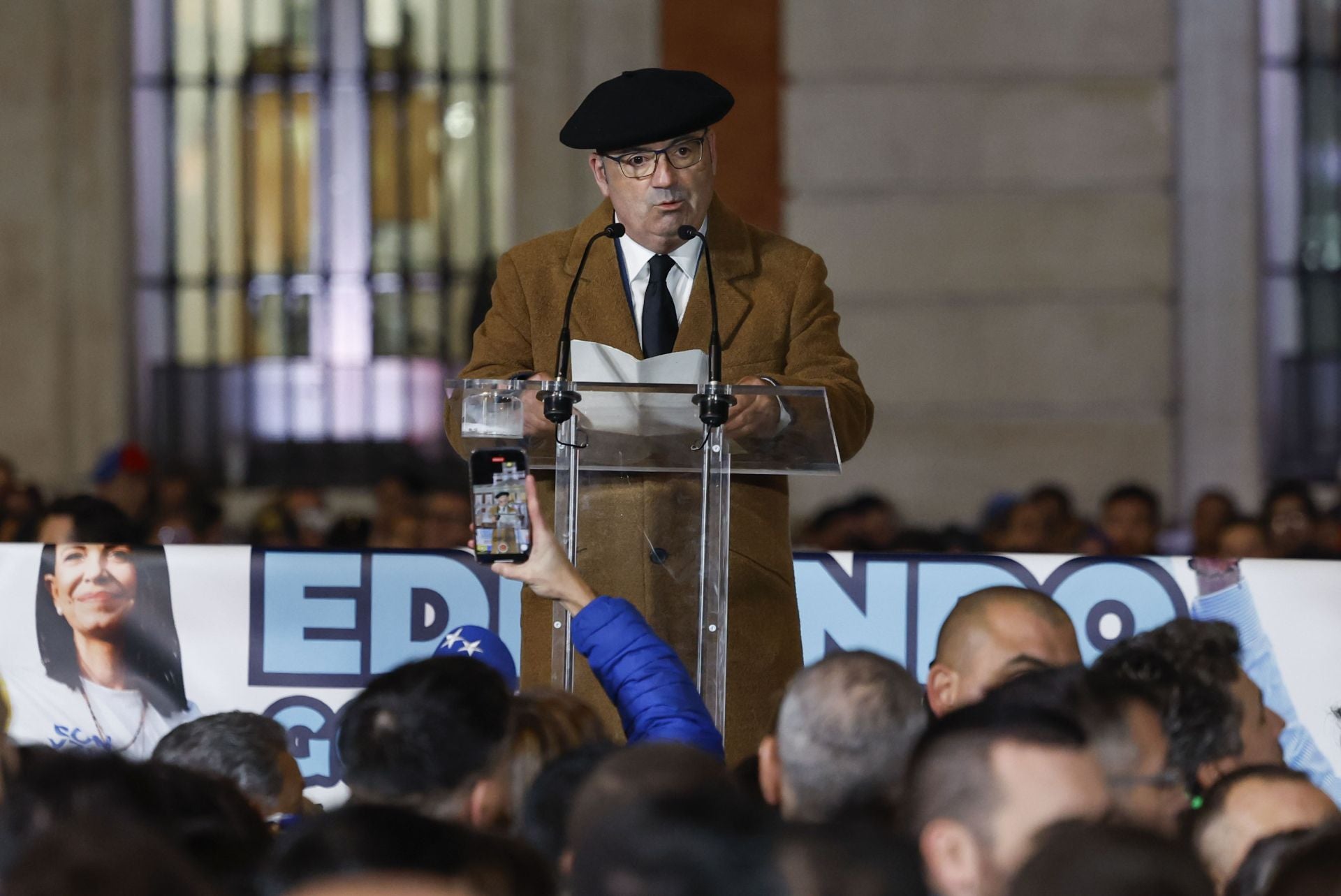 El senador del PNV Luke Uribe-Etxebarria Apalategi participa en la manifestación convocada en Madrid para apoyar al candidato opositor Edmundo González.