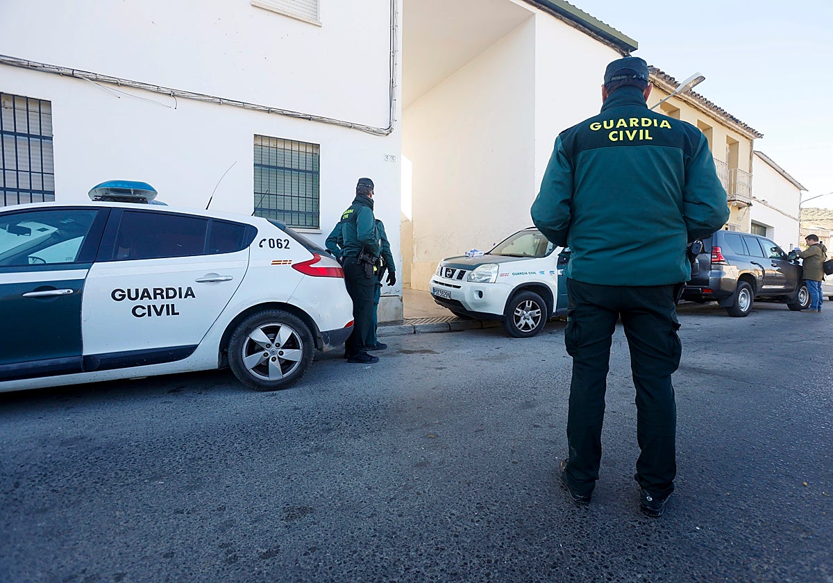 Dos agentes de la Guardia Civil protegen el patio de la calle Bailén de Puente Genil