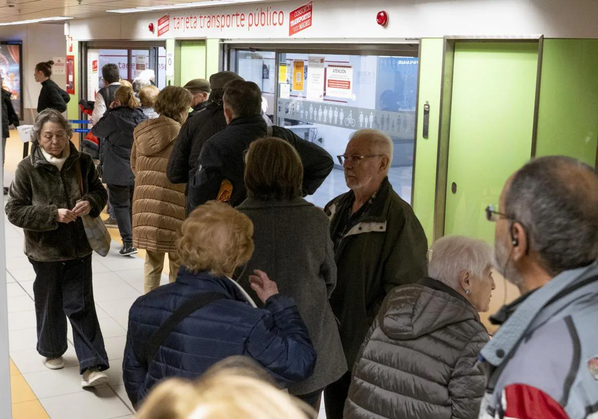 Cola para renovar la tarjeta de transporte público de mayores de 65 en el intercambiador de Avenida de América, este jueves