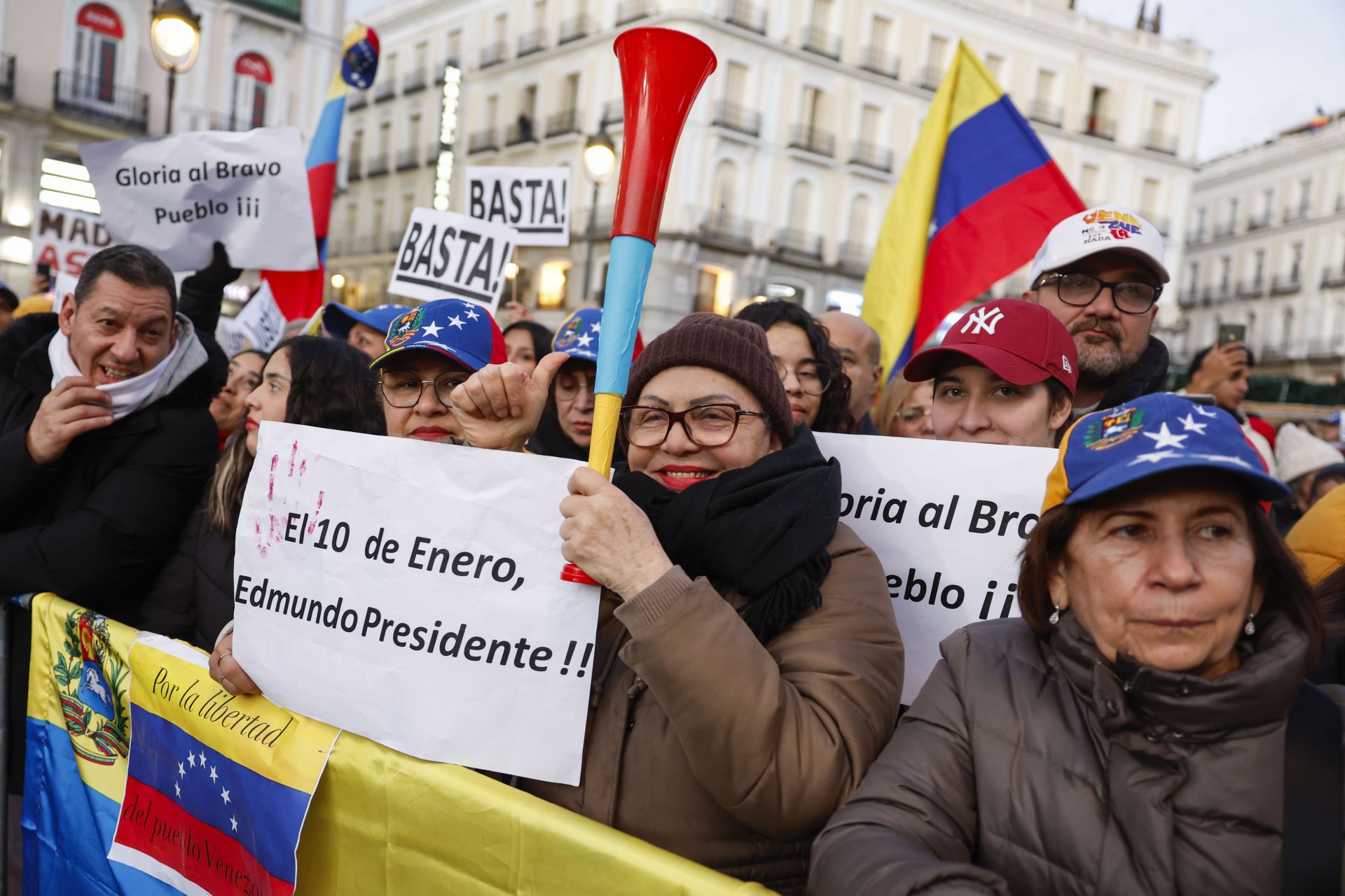 Varios de los participantes, ataviados con gorras de la bandera de Venezuela o sosteniendo bocinas con esos colores, piden que sea Edmundo González presidente del país este viernes.