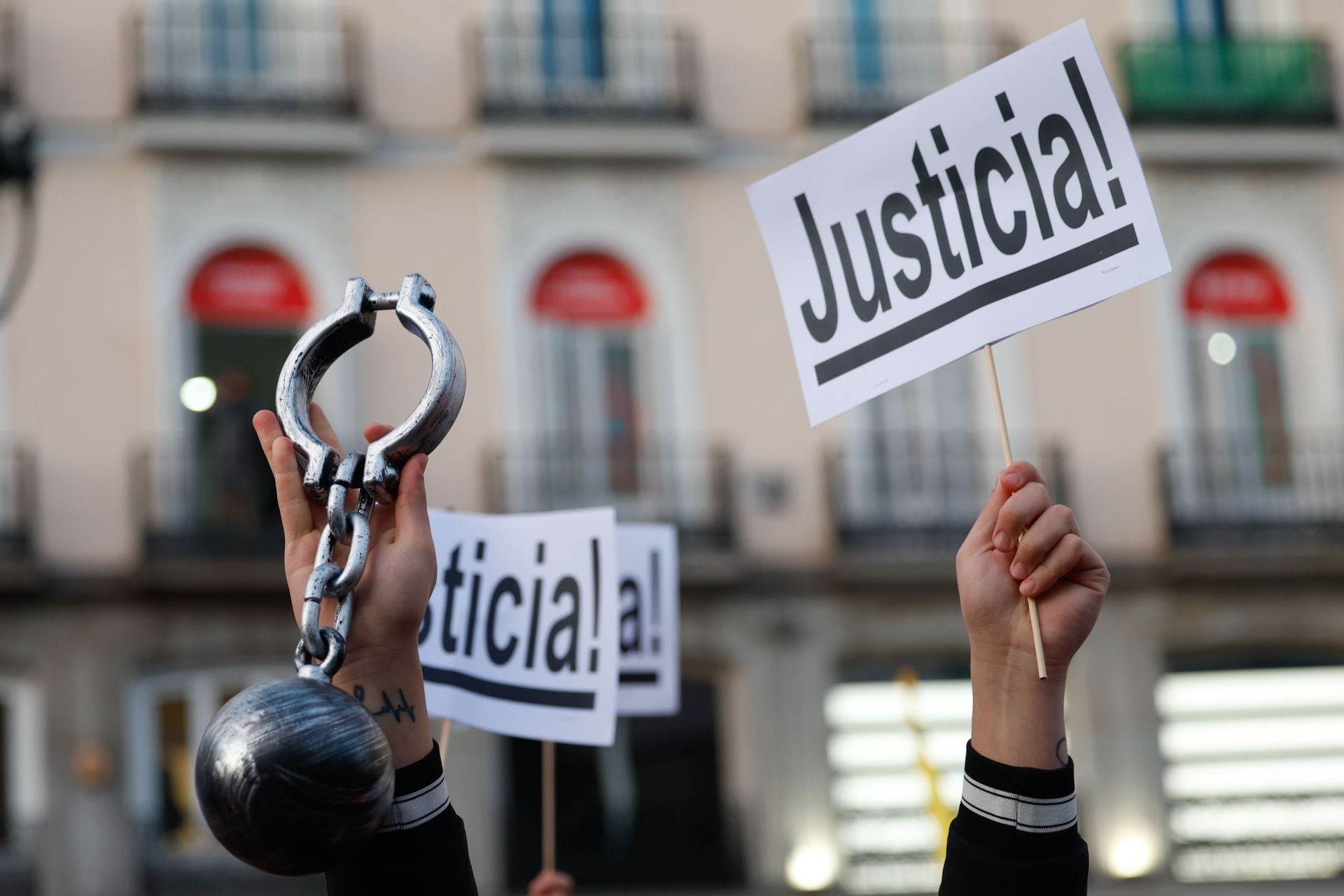 Carteles de Justicia y esposas en la manifestación de Madrid.