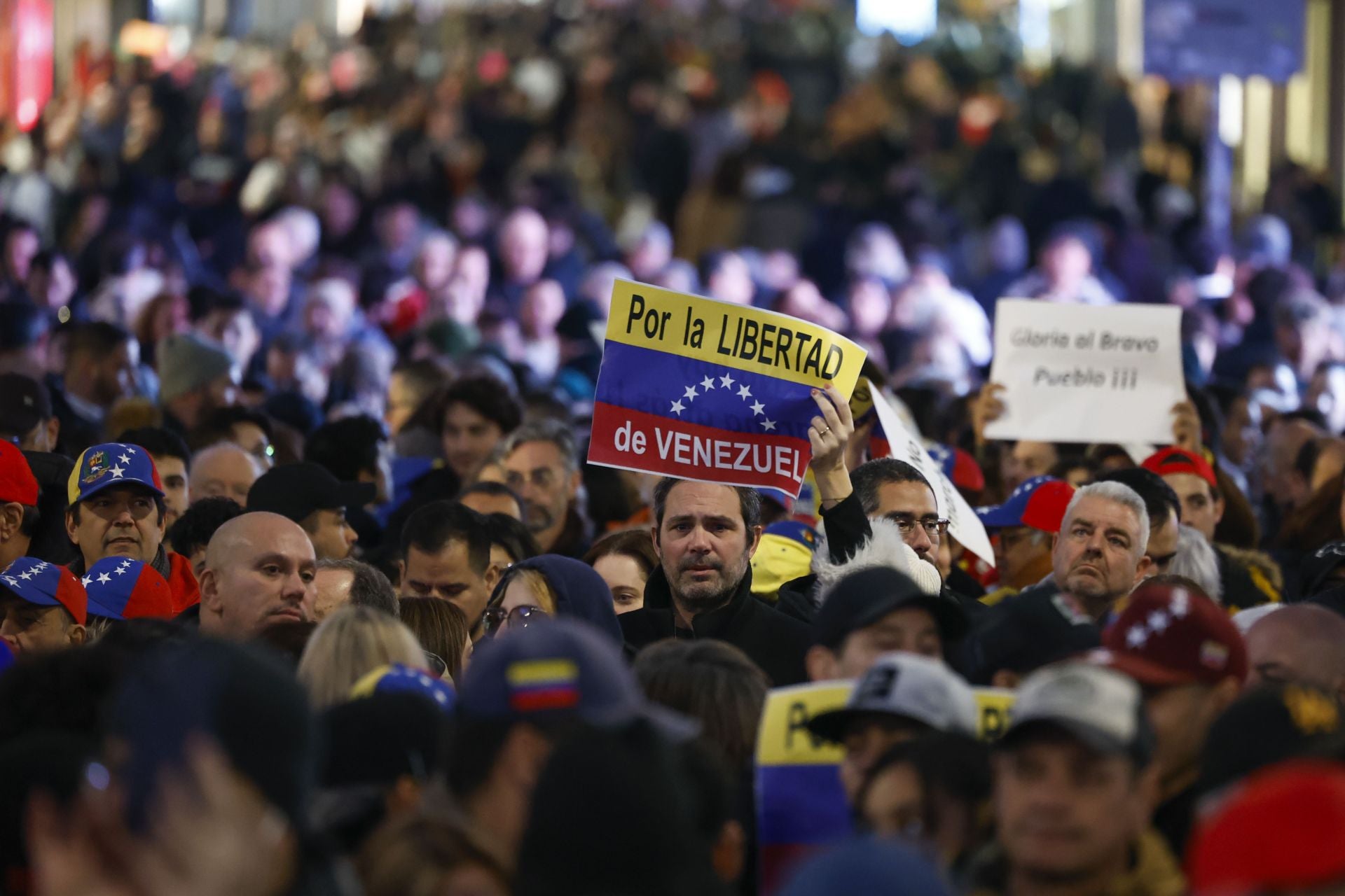 Pancartas con los colores de la bandera de Venezuela y pidiendo libertad para el país entre los participantes en la concentración en Sol.