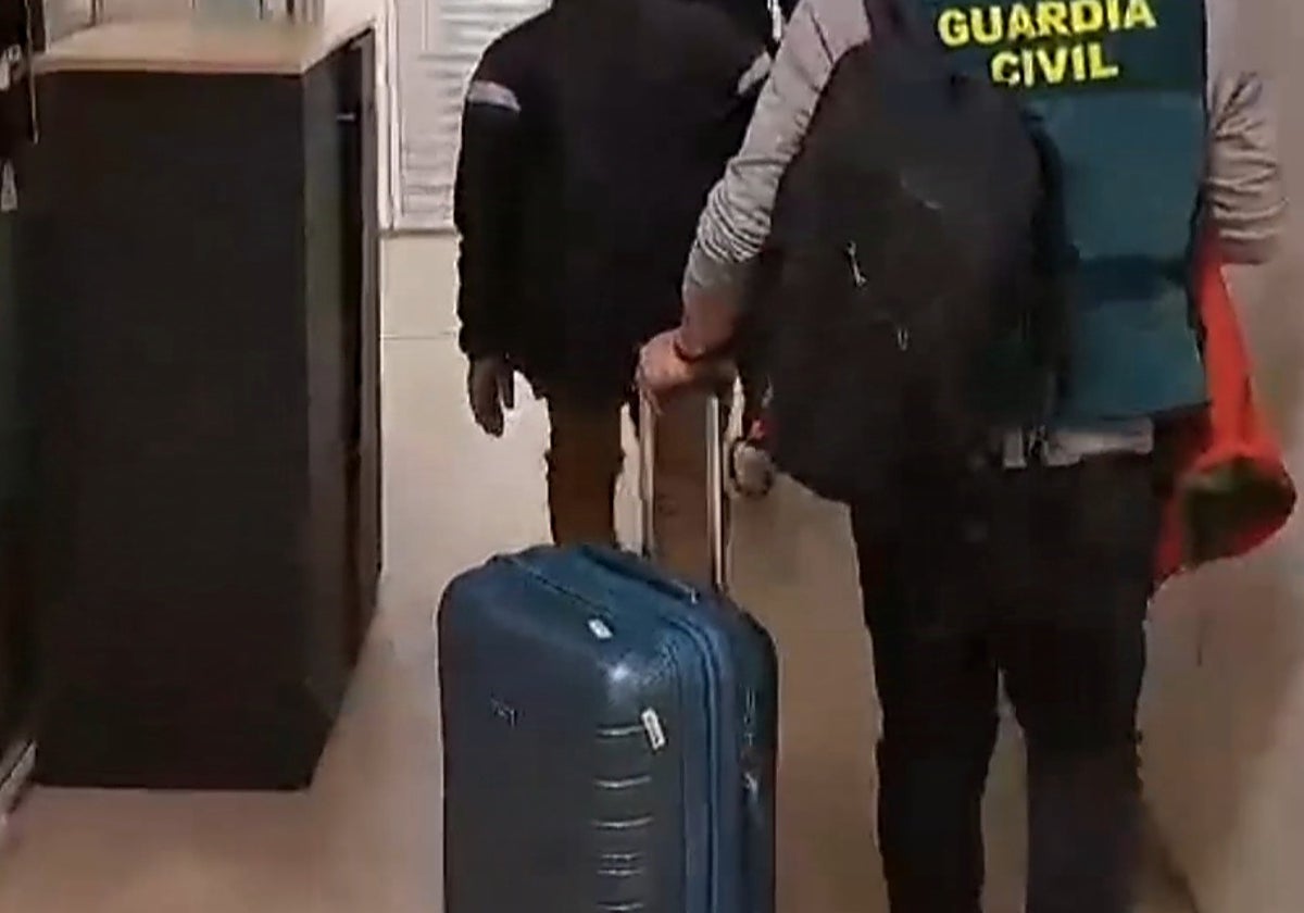 Un agente de la Guardia Civil en el aeropuerto madrileño