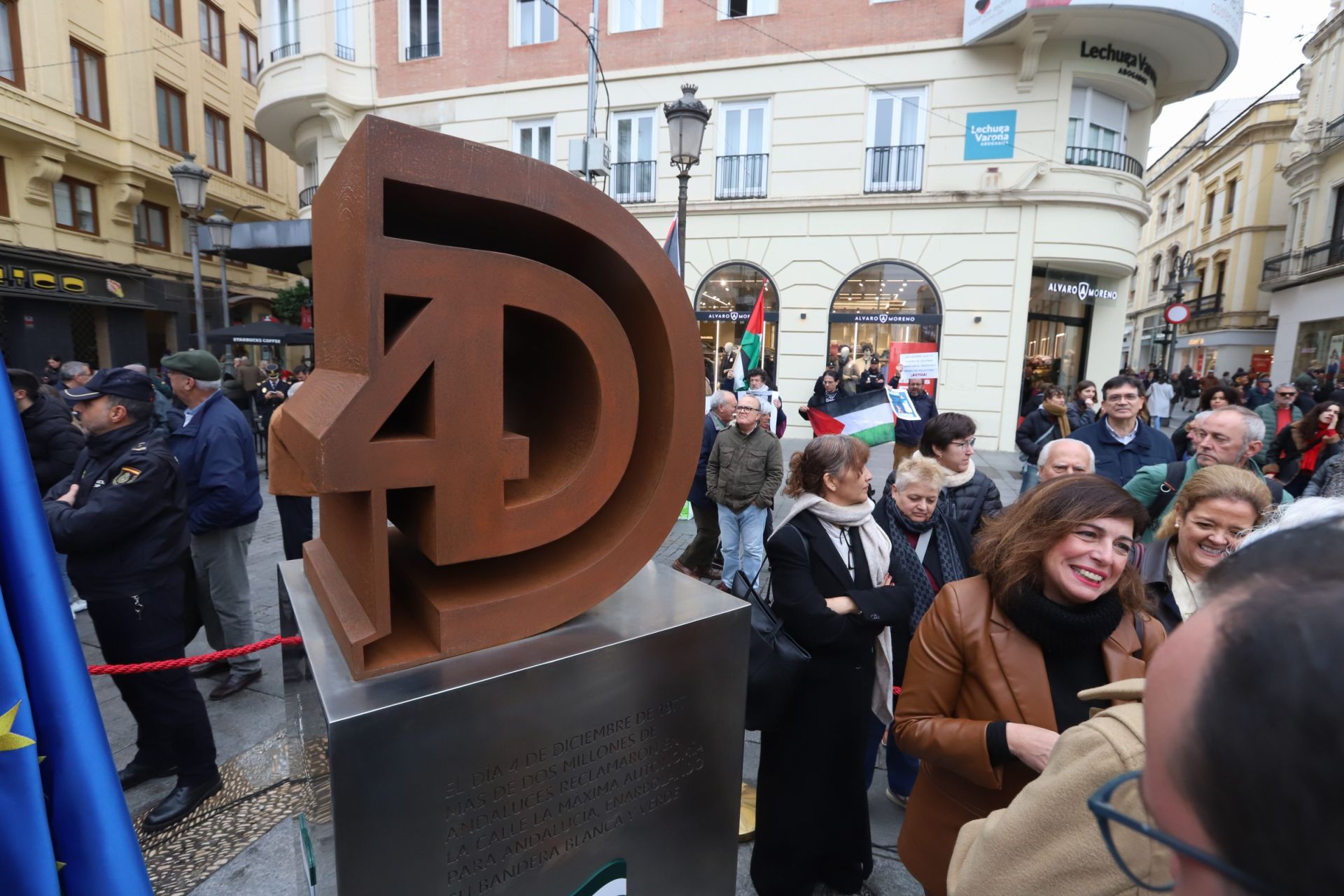 En imágenes, la inauguración de la escultura del 4D en Córdoba