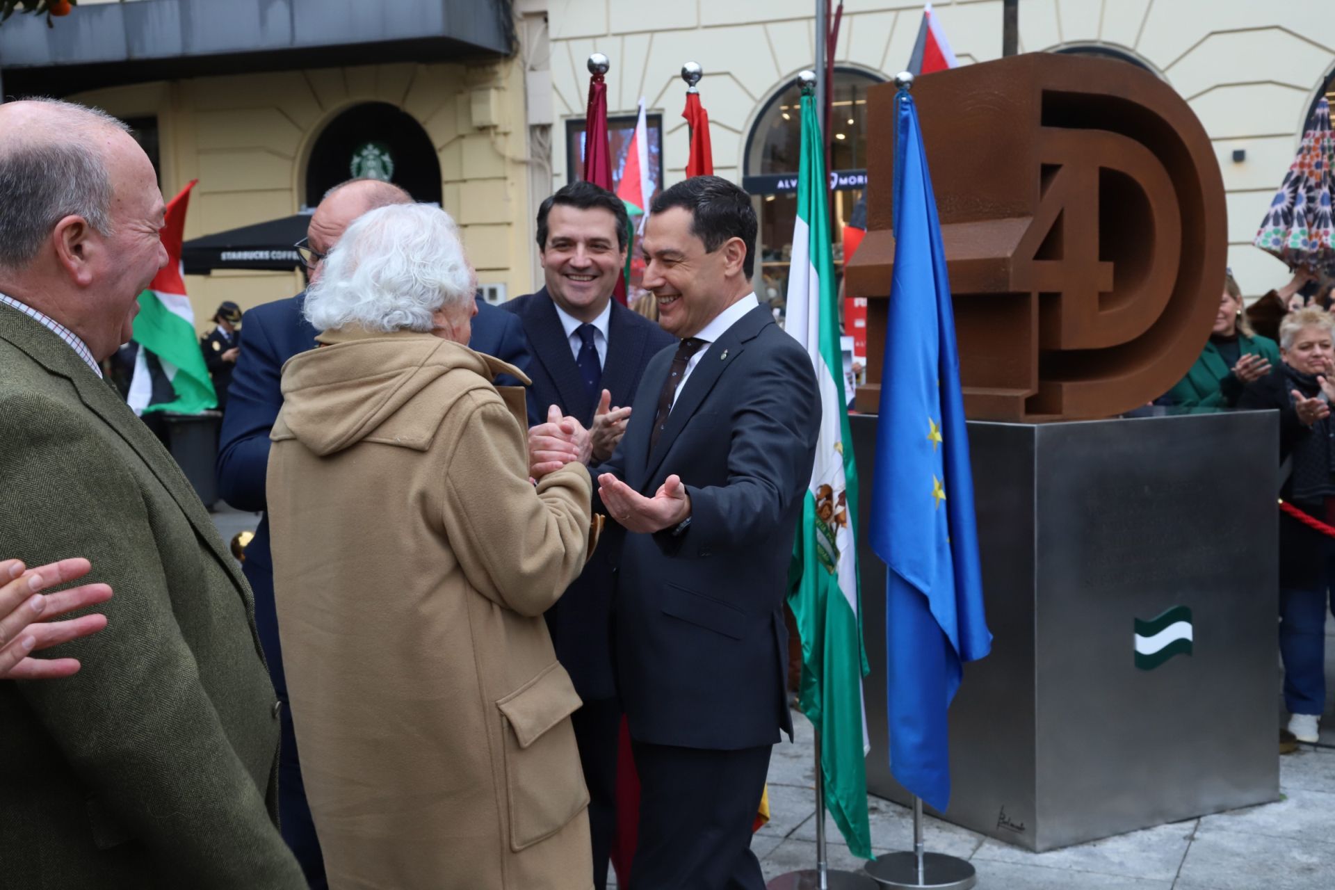 En imágenes, la inauguración de la escultura del 4D en Córdoba