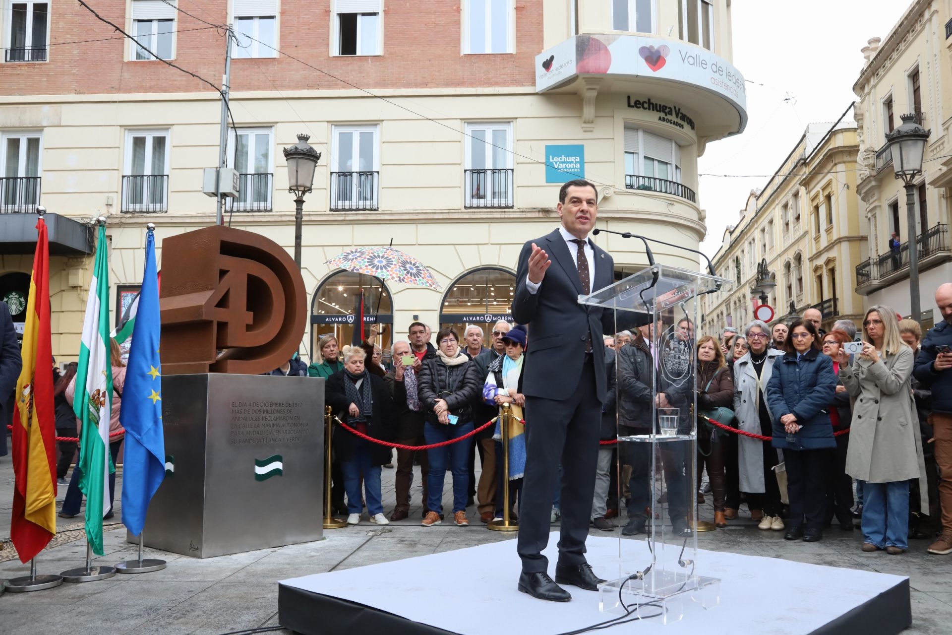 En imágenes, la inauguración de la escultura del 4D en Córdoba