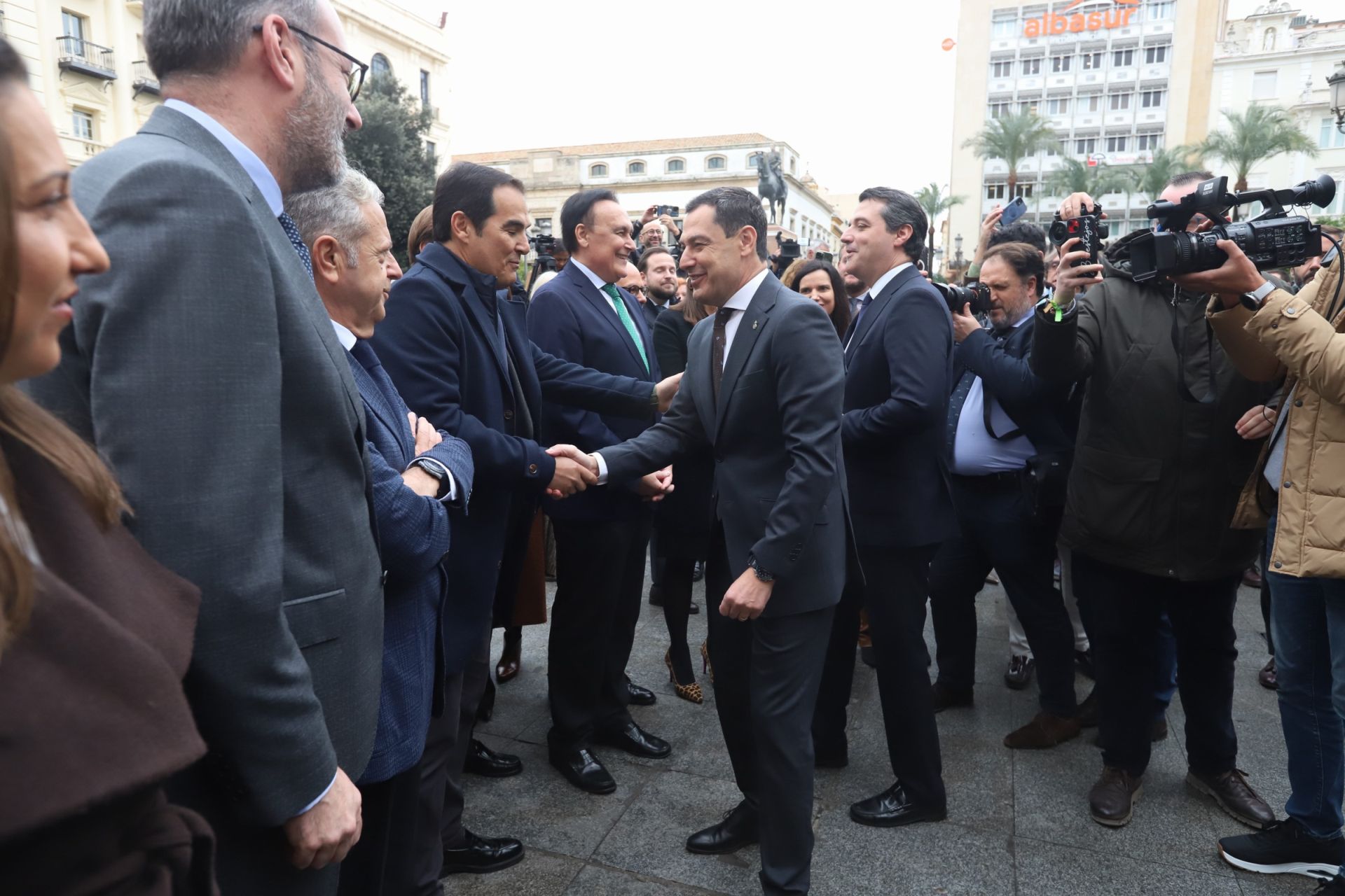 En imágenes, la inauguración de la escultura del 4D en Córdoba