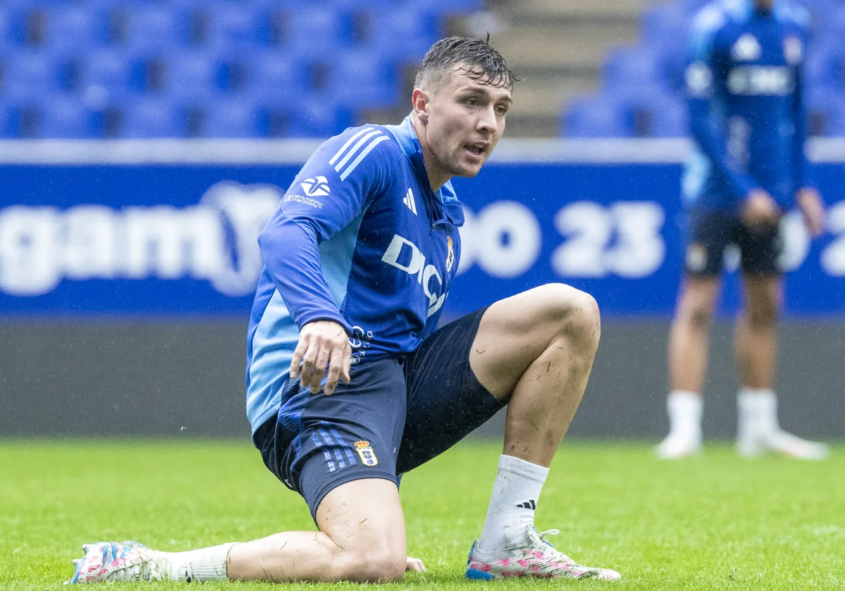 Alberto del Moral durante un entrenamiento con el Real Oviedo