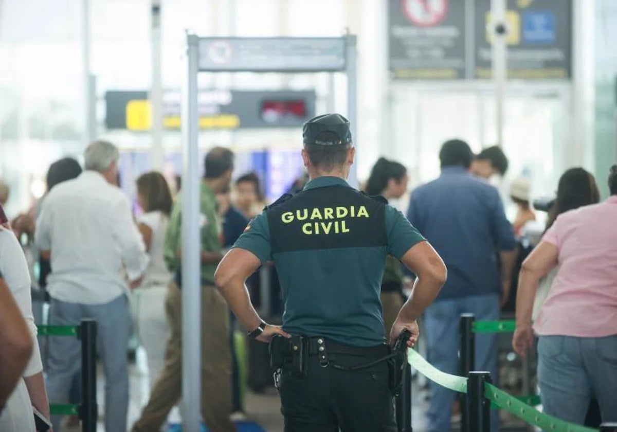 Un agente de la Guardia Civil, en el aeropuerto de Barcelona