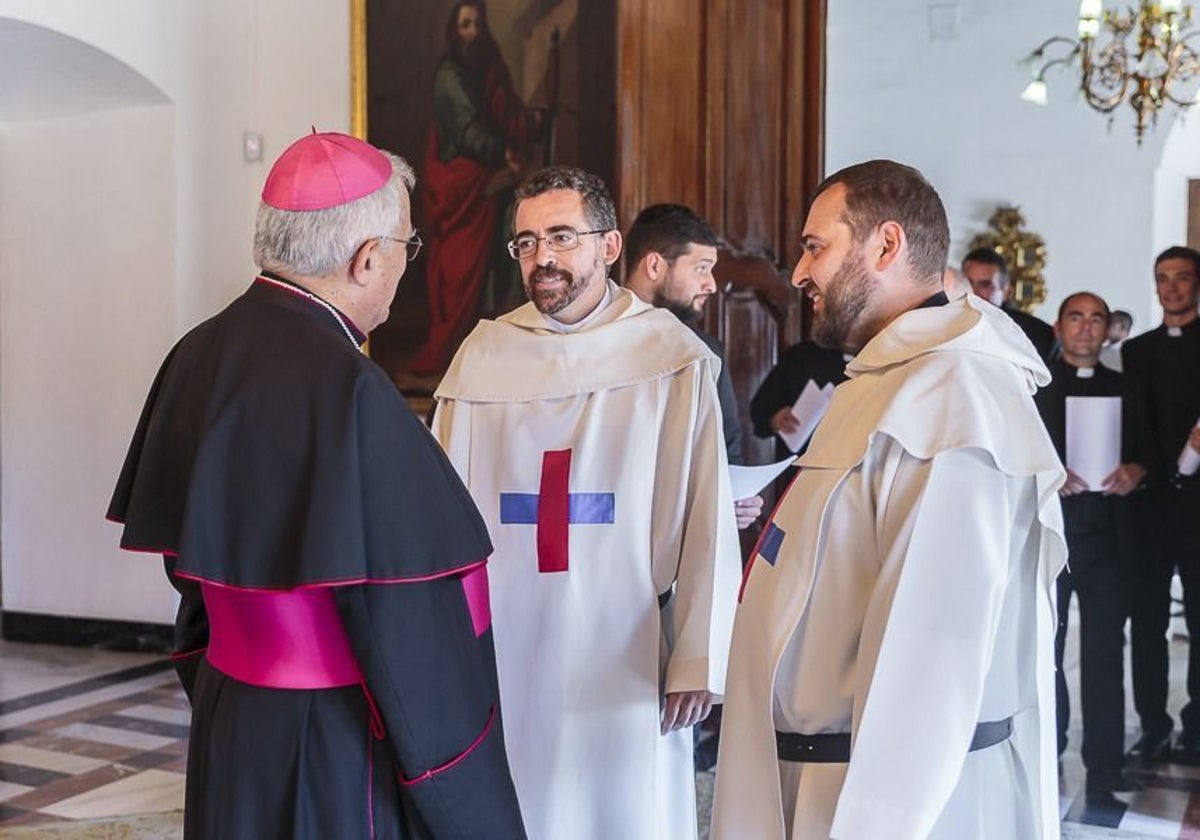 El obispo de Córdoba, con los padres Trinitarios