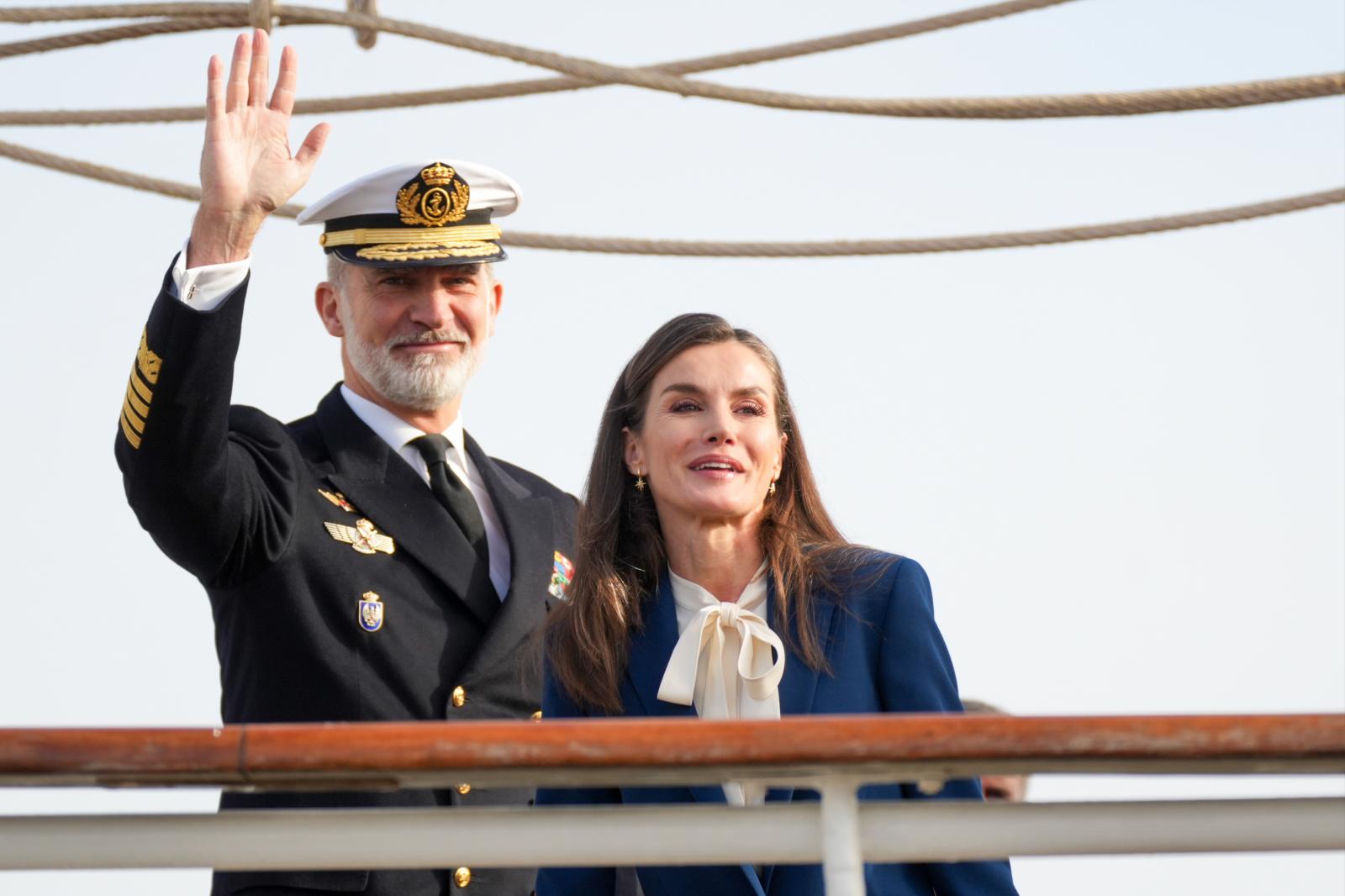 Los Reyes presiden la despedida del Juan Sebastián de Elcano con la Princesa Leonor como guardiamarina.