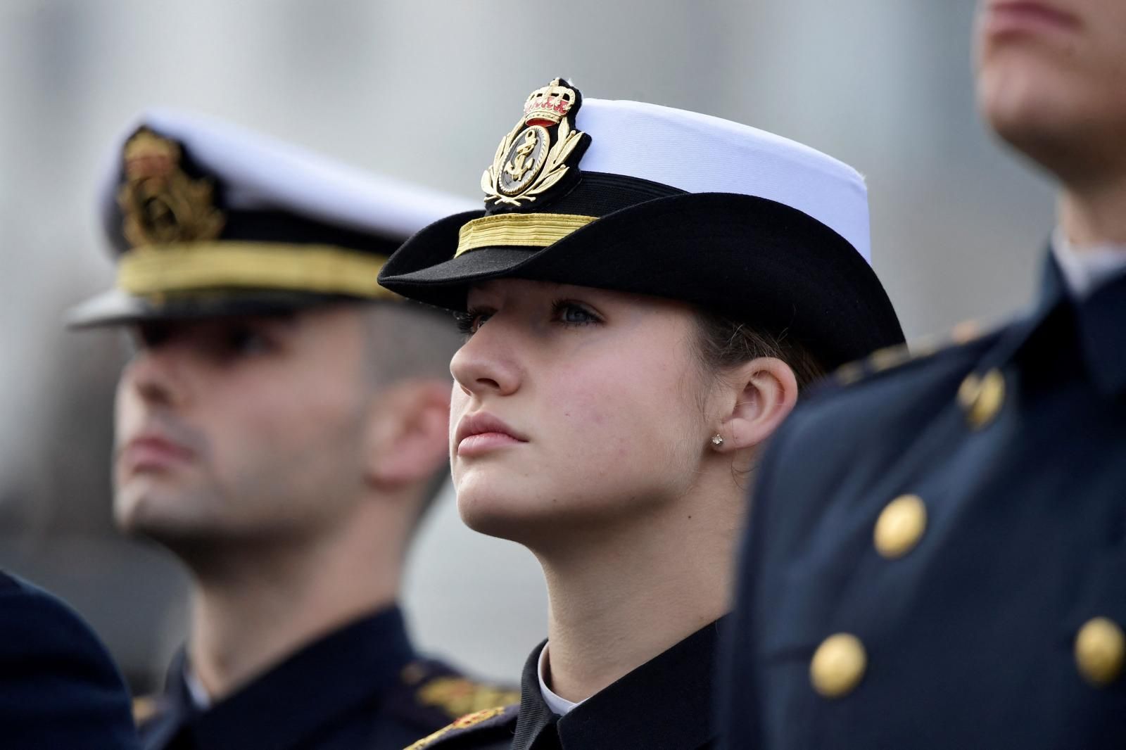 La Princesa de Asturias, Leonor, junto a sus compañeros al embarcar en Elcano.