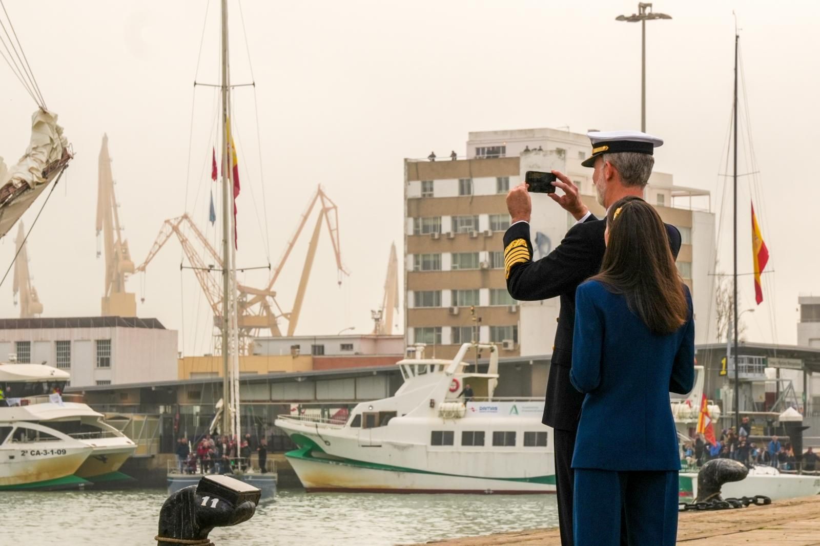 Momento en el que el Rey Felipe VI realiza una capta con el móvil cómo Elcano zarpa con su hija Leonor a bordo.