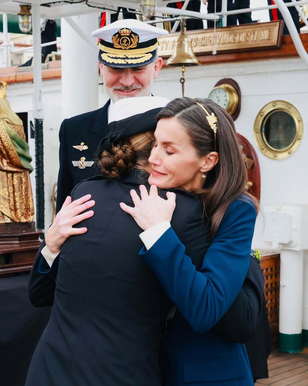 Los Reyes han presidido esta mañana en el Puerto de Cádiz la salida a la mar del Buque Escuela “Juan Sebastián de Elcano”, en el que la Princesa de Asturias ha embarcado como guardiamarina de primero para continuar con su formación militar junto al resto de sus compañeros en el XCVII Crucero de Instrucción.