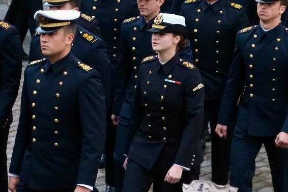 Leonor Borbón Ortiz junto a sus compañeros este sábado, 11 de enero, antes de partir a bordo del Buque escuela Juan Sebastián de Elcano.