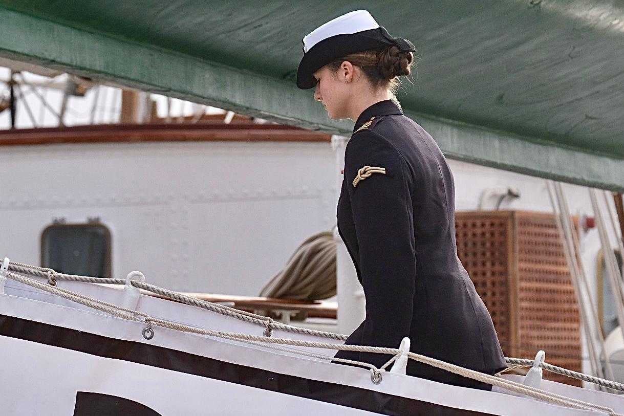 La Princesa Leonor embarcando en el Buque escuela en el que pasará los próximos seis meses.