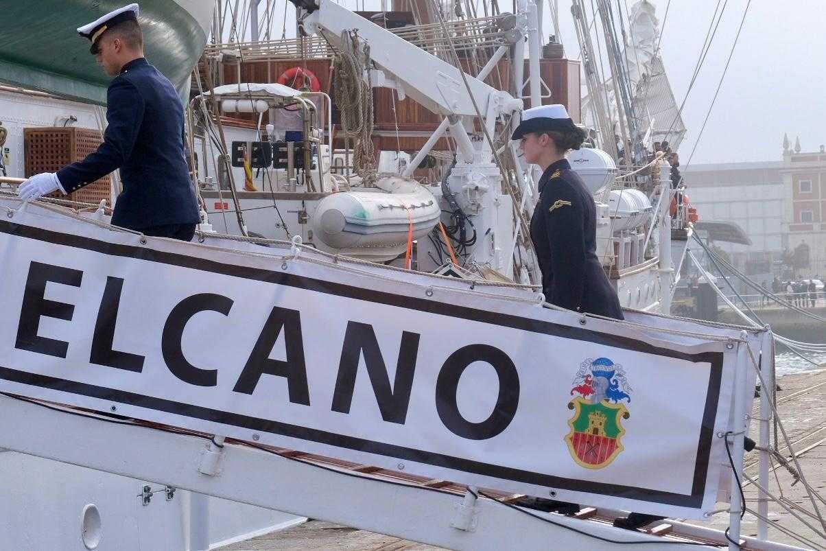 Momento en el que la Princesa Leonor embarca en Elcano en la mañana de este sábado, 11 de enero.