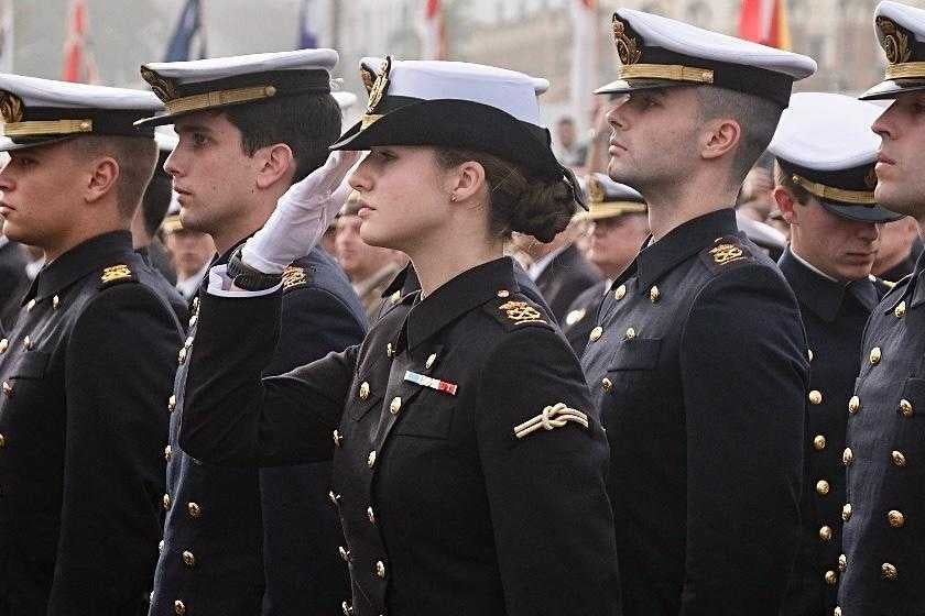 La Princesa Leonor junto a sus compañeros en el embarco al Buque escuela Juan Sebastián de Elcano.