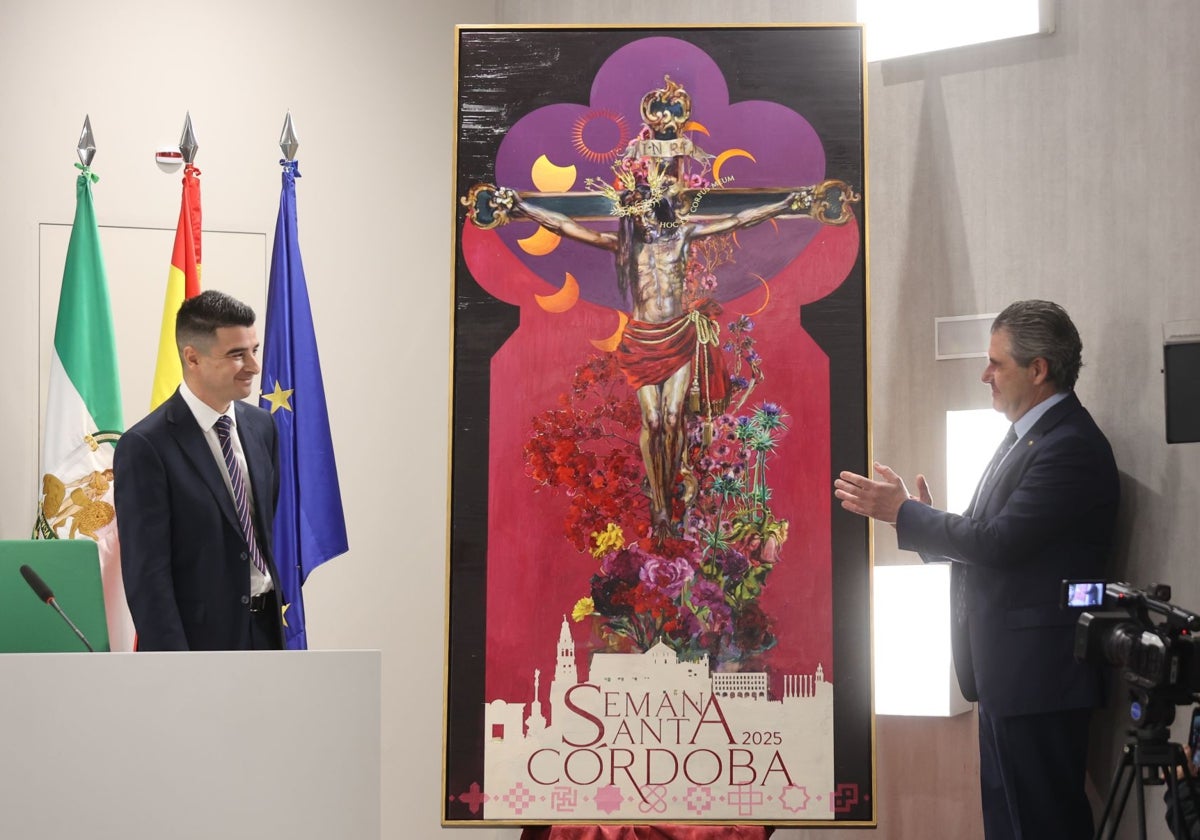 Jesús García Osorno y Manuel Murillo, junto al cartel de la Semana Santa de Córdoba 2025