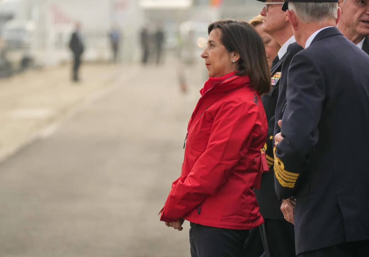 La ministra de Defensa, Margarita Robles, durante la partida del buque escuela Juan Sebastián Elcano