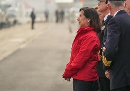 Pitos a la ministra de Defensa Margarita Robles, que llega tarde a la despedida de Elcano con la princesa Leonor a bordo